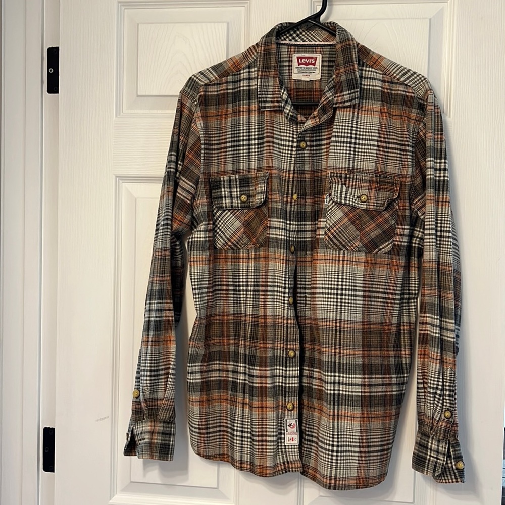 Levi’s men’s flannel, perfect for that oversized look and layering!